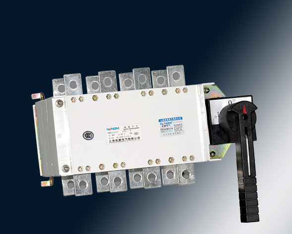 NMGLZ1-63A~3150A轉(zhuǎn)換隔離開(kāi)關(guān)（雙投開(kāi)關(guān)）上下組合運(yùn)用于兩條低壓電路切換或者兩個(gè)負(fù)載設(shè)備的轉(zhuǎn)換或安全隔離等。…