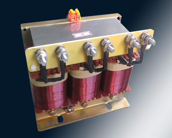 TKSG/TKDG濾波電抗器通過(guò)的是交流電流，它與濾波電容器串聯(lián)使用，組成諧振電路，使其在規(guī)定的頻率點(diǎn)上諧振，濾指定的高次諧波；同時(shí)還可實(shí)玖電力系統(tǒng)的無(wú)功補(bǔ)償和…