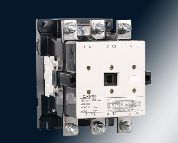 CJX1交流接觸器適用于交流50Hz或60Hz、電壓至690V、電流至475A的電力線(xiàn)路中，供遠(yuǎn)距離頻繁起動(dòng)和控制電動(dòng)機(jī)及接通與分?jǐn)嚯娐?。?jīng)加裝機(jī)械聯(lián)鎖機(jī)構(gòu)后組…